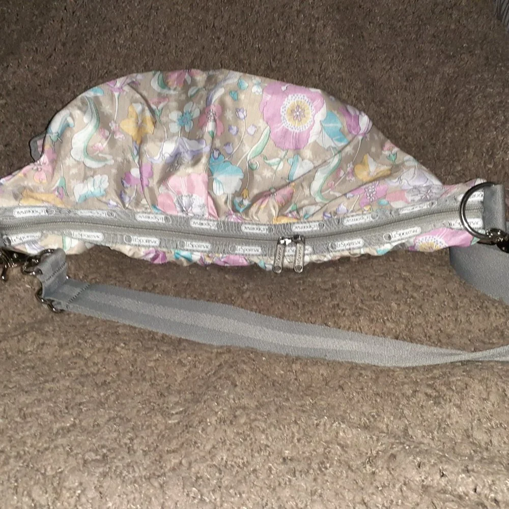 LESPORTSAC-Large Sling Hobo-Floral Pastel Gray-Shoulder/Xbody-Near Mint
